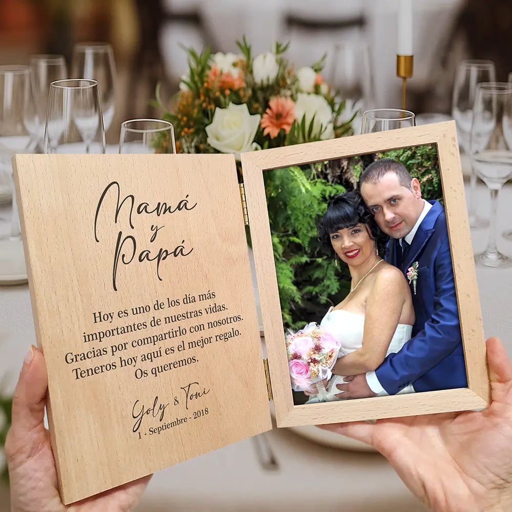 Marco de fotos tipo libro personalizado de madera para boda