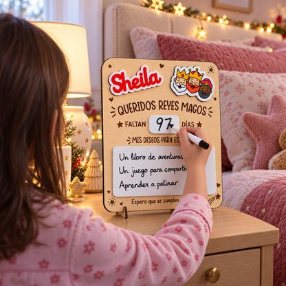 Simulación: niña escribiendo la cuenta atrás en una placa de Reyes Magos con el nombre Sheila.