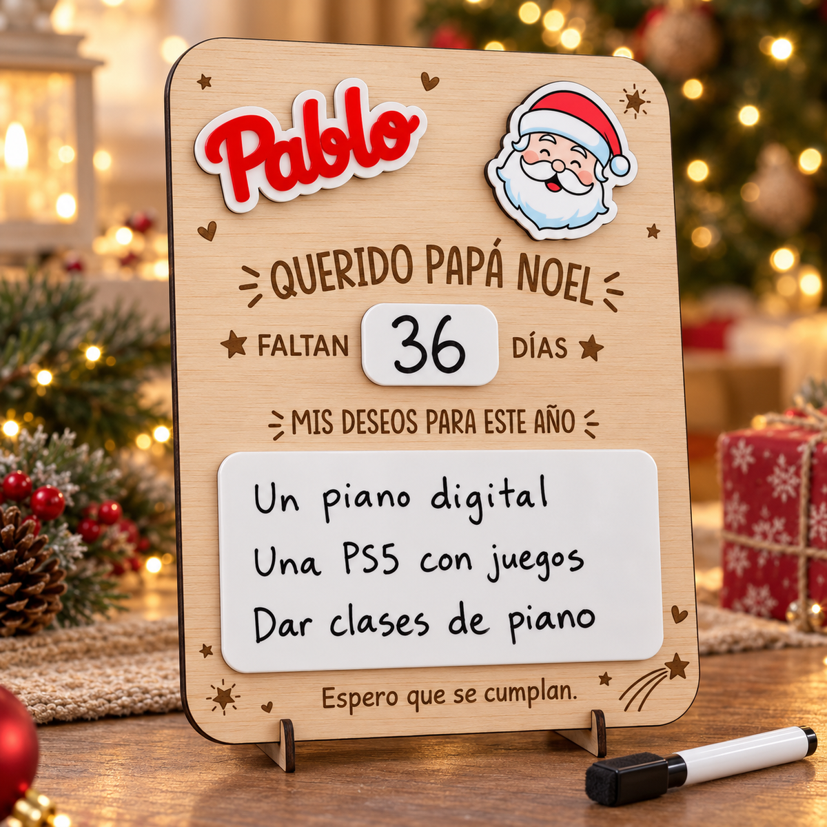 Simulación: placa navideña de Papá Noel con el nombre Pablo en rojo, dos paneles blancos y peana de madera.