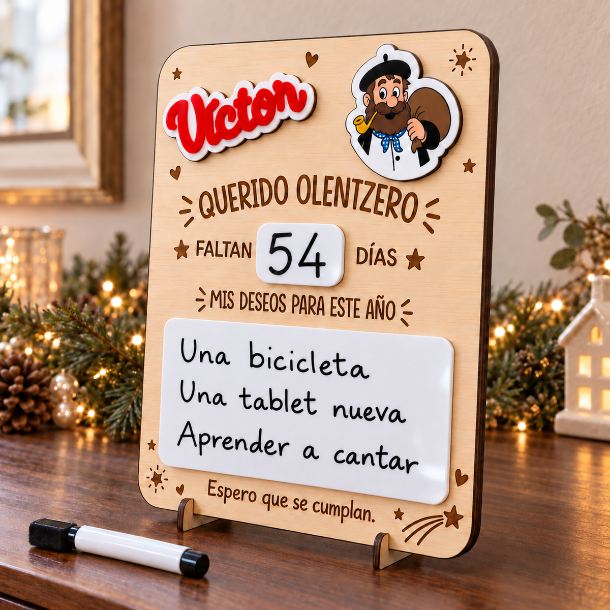 Simulación: placa personalizada de Olentzero con el nombre Víctor, peana y rotulador sobre una mesa.