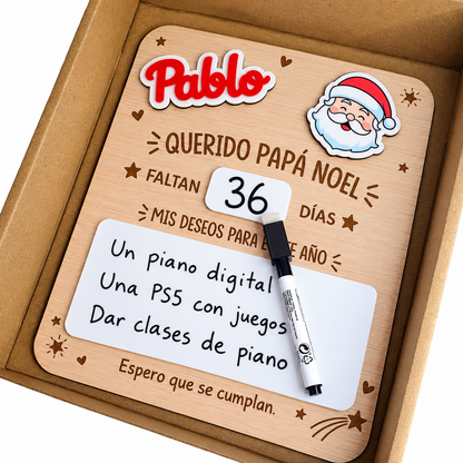Simulación: placa de Papá Noel personalizada con el nombre Pablo y rotulador dentro de una caja de cartón.