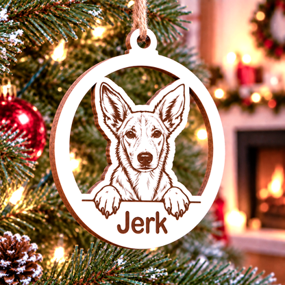 Simulación: bola blanca con retrato de un perro de orejas erguidas y el nombre Jerk, con cuerda marrón.