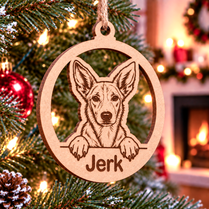 Simulación: bola marrón con retrato de un perro de orejas erguidas y el nombre Jerk colgada del árbol.